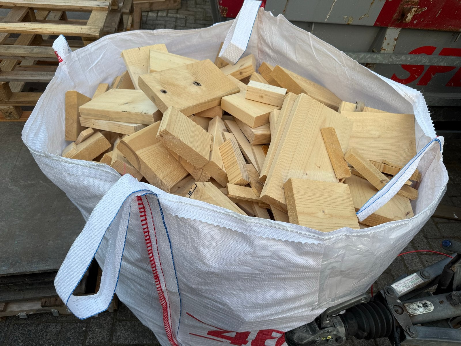 Houtblokken en resthout in big bag