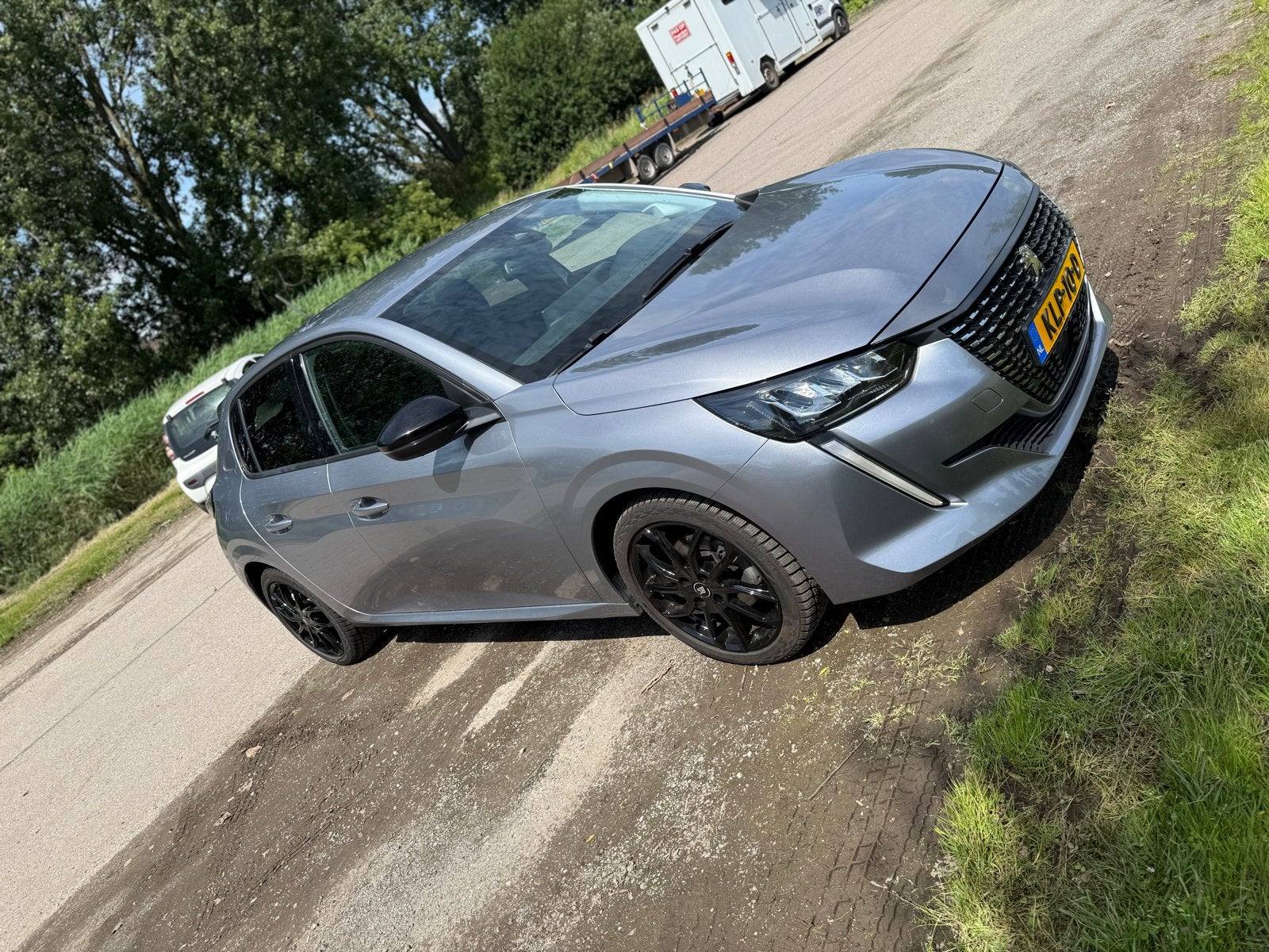 Peugeot 208 1.2 Puretech 100pk 2023 Grijs, Voorwielaandrijving, Zwart, 1200 kg, Handgeschakeld