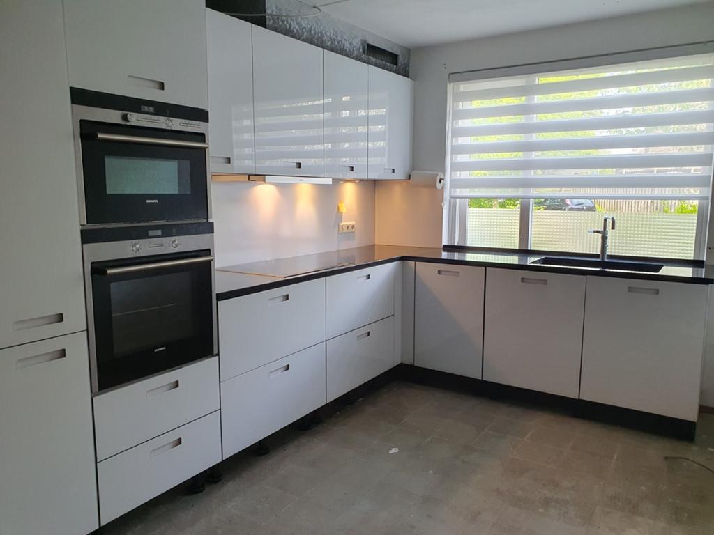 Next125 keuken met glazen deurtjes en Siemens apparatuur, Ophalen, Wit, Hoekkeuken, Graniet of Steen