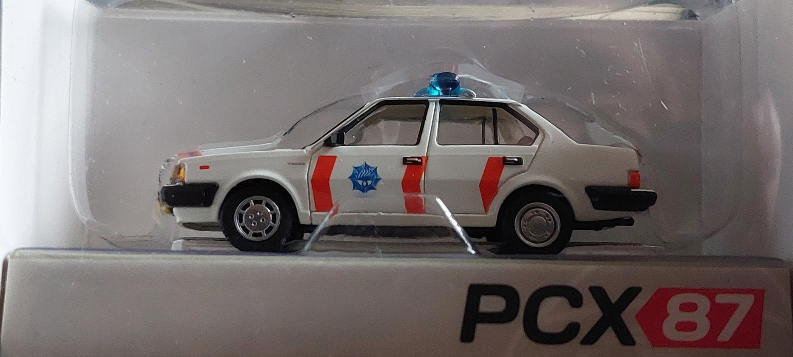 H0LK 0718 VOLVO 340 POLITIE 1/87, Hobby en Vrije tijd, Ophalen of Verzenden, Nieuw, Auto, Overige merken