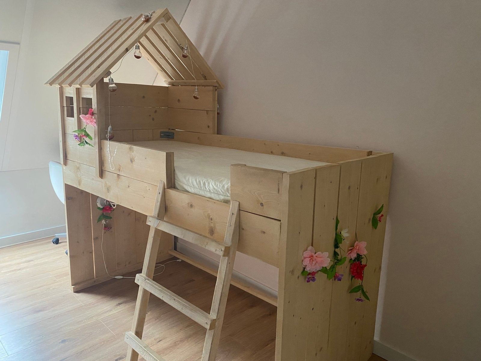 Uniek steiger houten Hoogslaper Huisbed - Speels en Stevig, Ophalen, 85 tot 100 cm, Zo goed als nieuw, Hoogslaper of Stapelbed