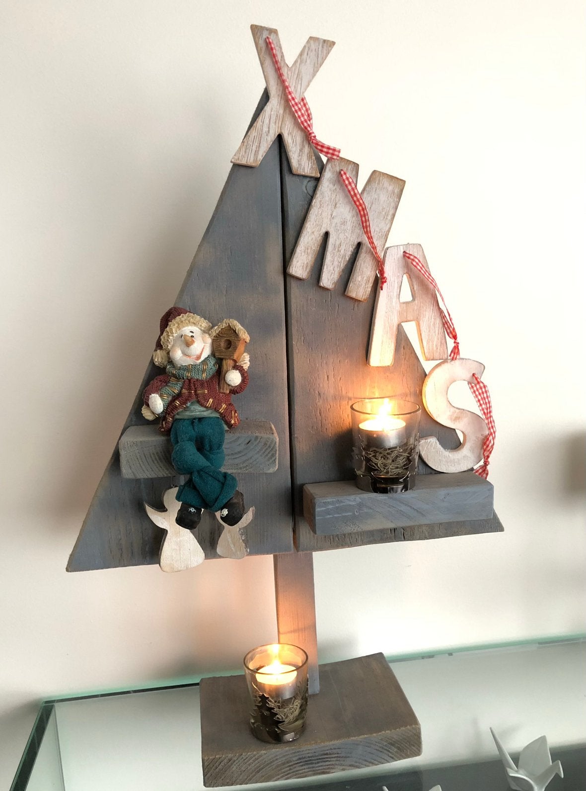 Houten kerstboom 62cm met sneeuwpop, engeltjes, theelichtjes, Diversen, Kerst, Ophalen, Zo goed als nieuw