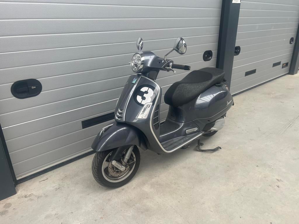 Vespa GTS 300 HPE in zeer goede staat NL kenteken, Ophalen of Verzenden, Zo goed als nieuw