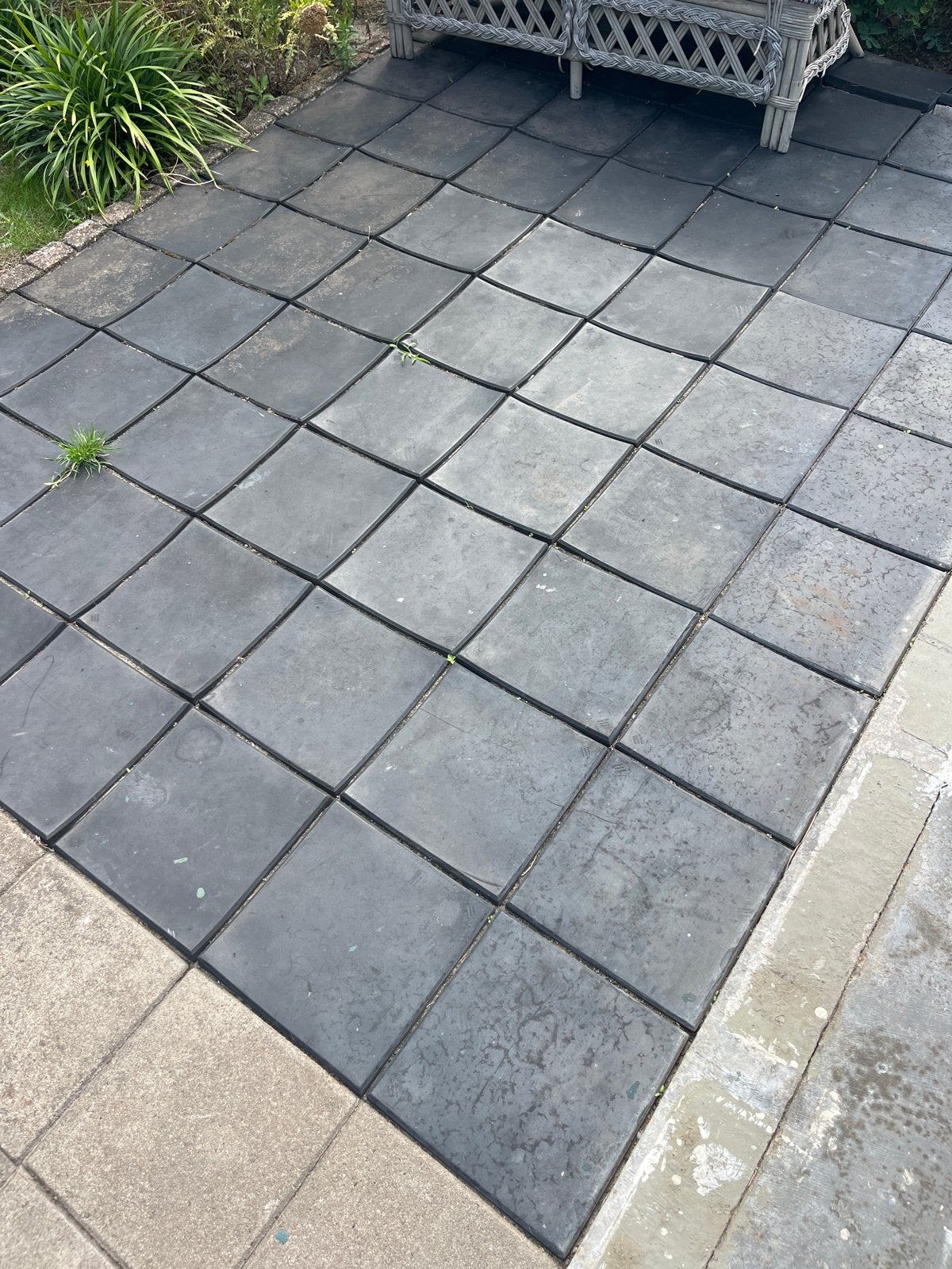 Gratis: 68 beton tegels met rubber laag (30x30 cm), Ophalen, Overige materialen, Gebruikt, 5 tot 10 m²