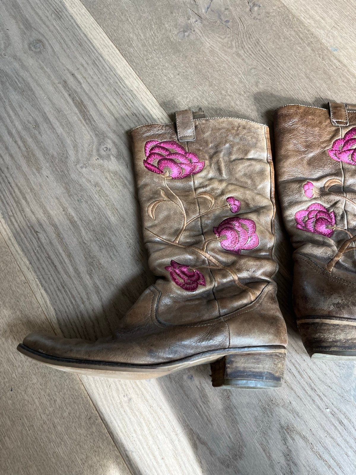 Bruine Laarzen met Roze Bloemen Maat 38, Kleding | Dames, Ophalen of Verzenden, Gedragen, Bruin, Lage of Enkellaarzen
