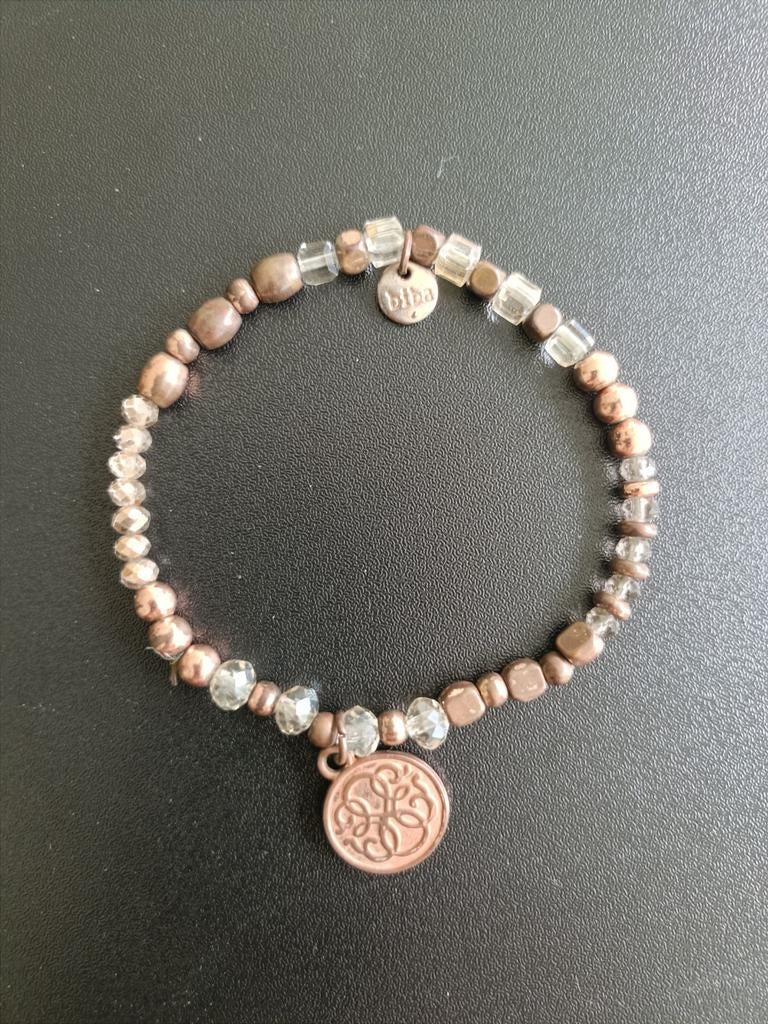 Elastisch Biba armbandje met kralen en bedel, Gebruikt, Bruin, Ophalen of Verzenden, Elastiek