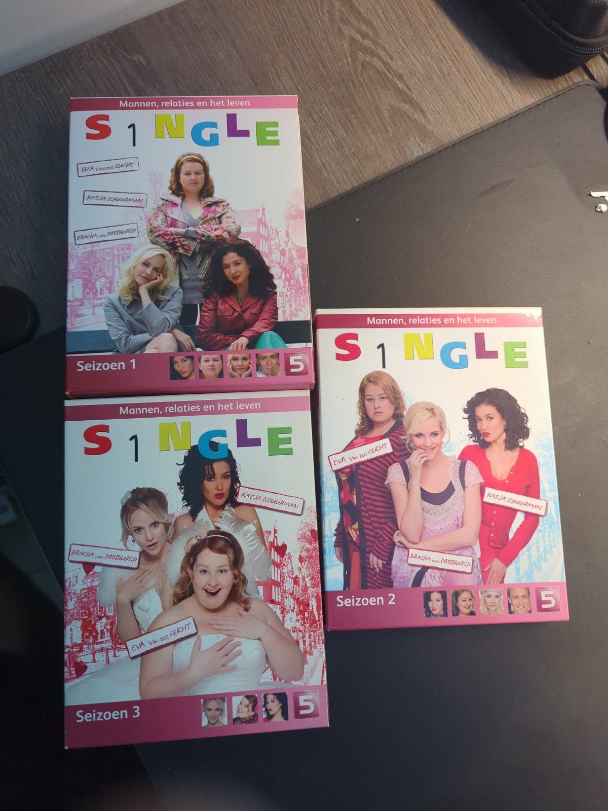S1NGLE Seizoen 1, 2 en 3 DVD Boxset - Nederlandse Serie, Cd's en Dvd's, Gebruikt, Seizoen 1, Komedie, Vanaf 6 jaar