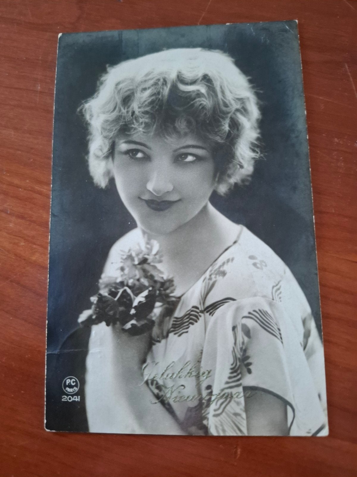 Portret charmante jonge vrouw met bloemen - jaren '30, Ophalen of Verzenden, 1920 tot 1940, Gelopen, Overige thema's