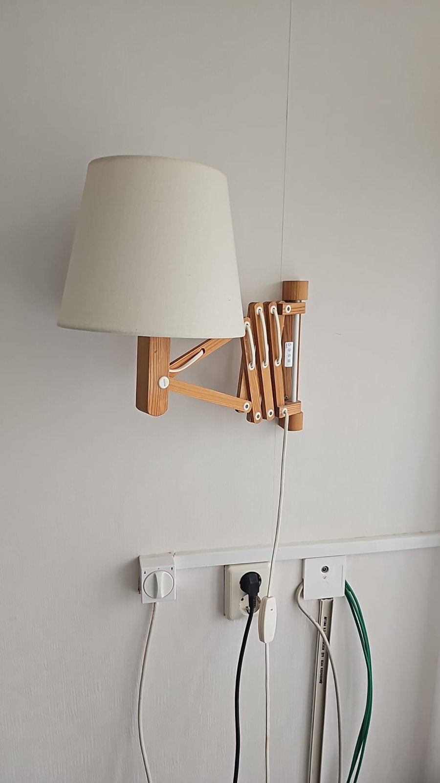 Uitschuifbare houten wandlamp met stoffen kap, Overige merken, Verstelbaar, E27 (groot), Ophalen of Verzenden