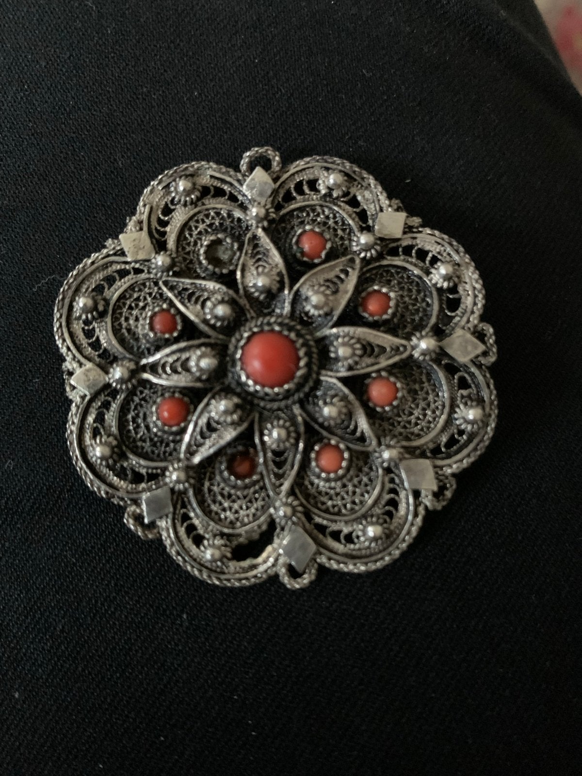 Vintage Zilveren Filigraan Broche met Koraal, Sieraden, Tassen en Uiterlijk, Broches, Gebruikt, Zilver, 4 tot 7 cm, Met edelsteen