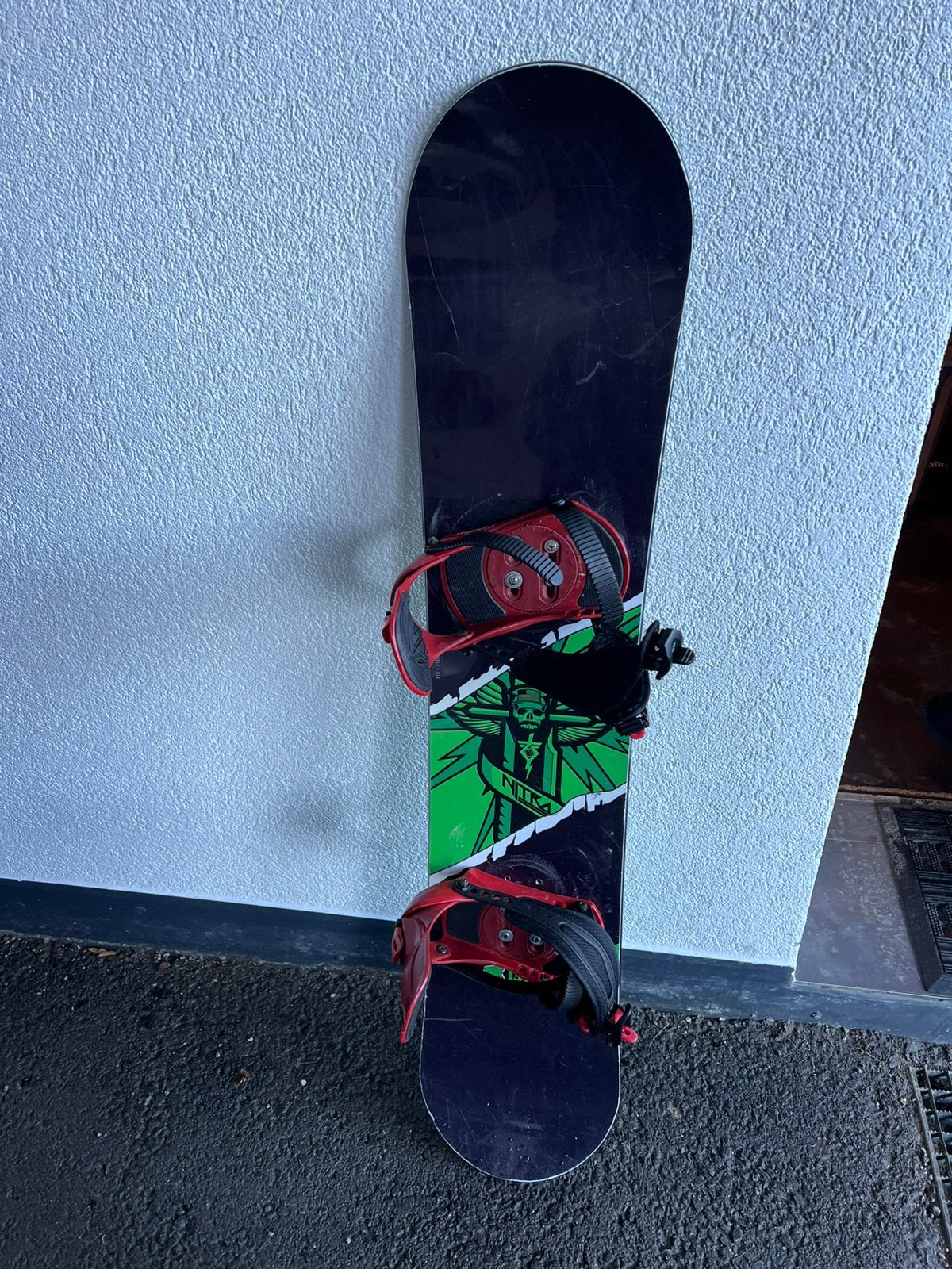 Snowboard 137 cm met bindingen - Nitro, Sport en Fitness, Snowboarden, Ophalen of Verzenden, Zo goed als nieuw, Bindingen