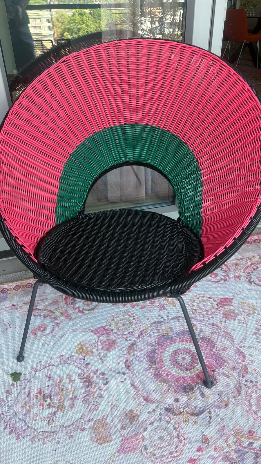 Unieke lounge rotan stoel in levendige kleuren, Huis en Inrichting, Stoelen, Ophalen, Kunststof, Overige kleuren, Zo goed als nieuw