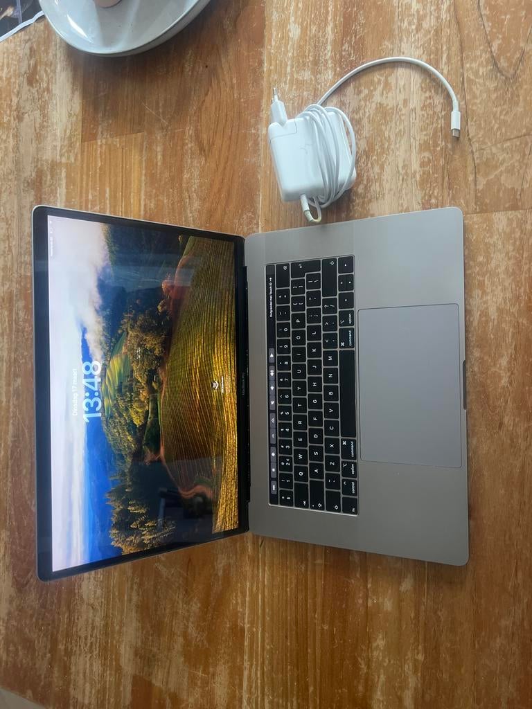 Apple MacBook Pro 15-inch 2018 met Touch Bar, Computers en Software, Apple Macbooks, MacBook Pro, Gebruikt, 256 GB, 2 tot 3 Ghz