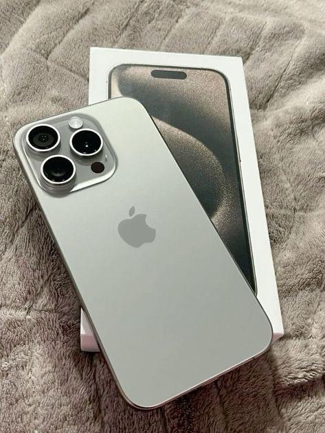 iPhone 15 Pro Zilver - Zo goed als nieuw, 128 GB, Ophalen of Verzenden, Zo goed als nieuw, 87 %