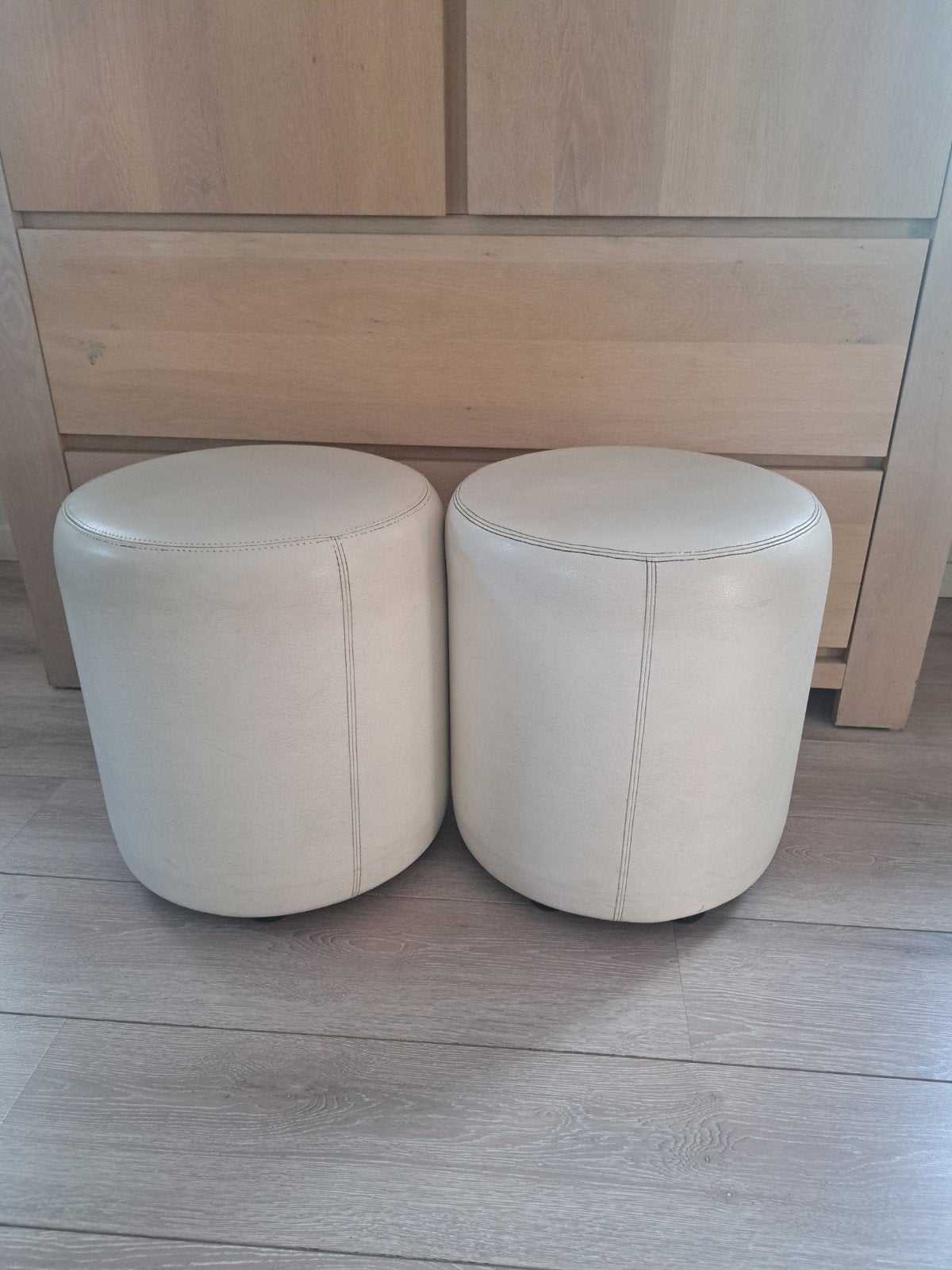 Set van 2 Johanson Design poefjes, crème leer, Ophalen, Gebruikt
