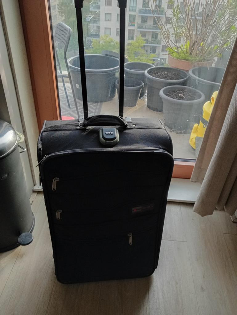 Zwarte reiskoffer met uitschuifbare handgreep en wieltjes, Sieraden, Tassen en Uiterlijk, Koffers, Ophalen of Verzenden, Gebruikt