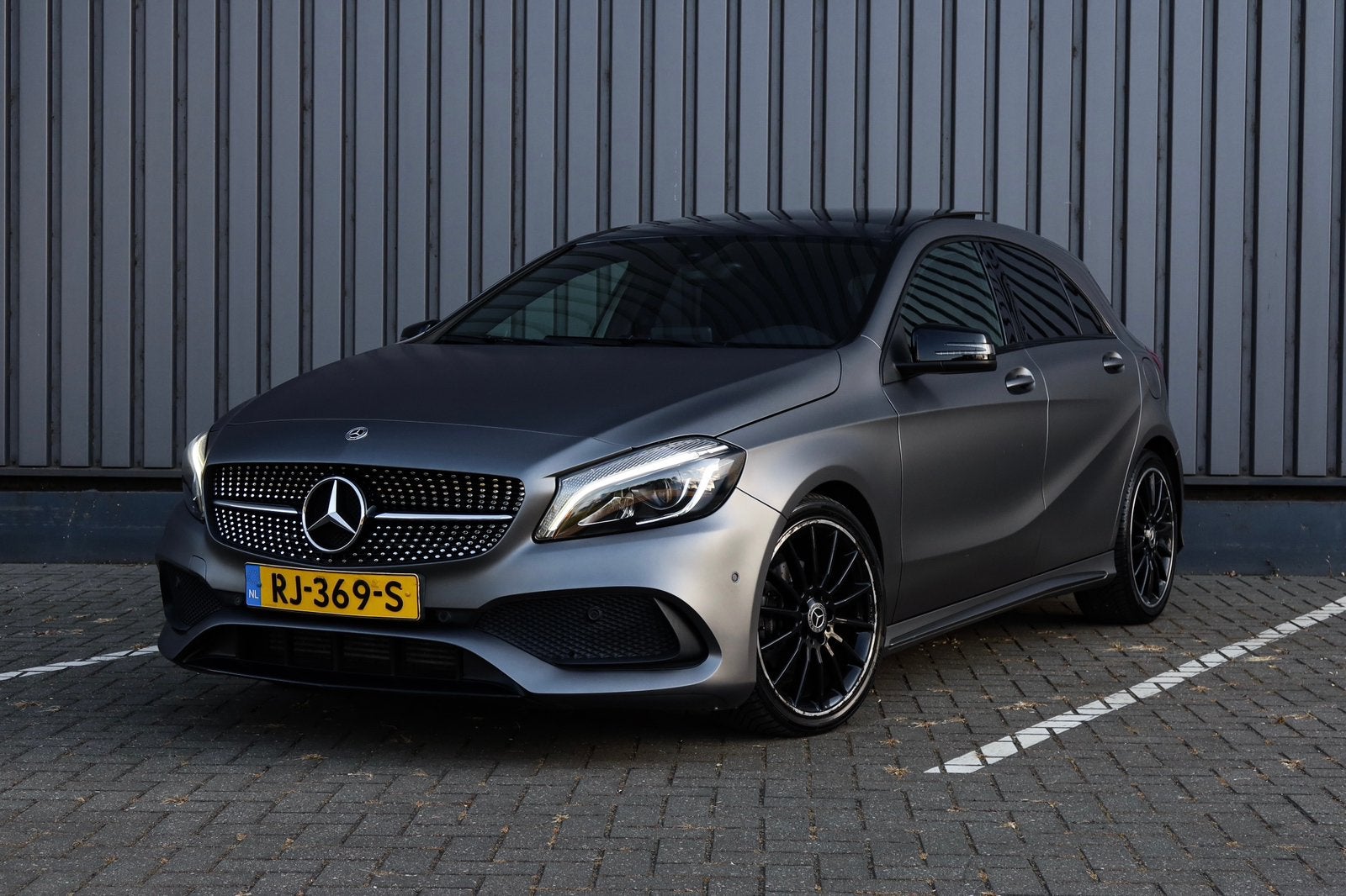 Mercedes A 180 AMG | 1e Eig | Uniek | Pano | Leer | Night, 4 cilinders, 122 pk, 1200 kg, Bluetooth