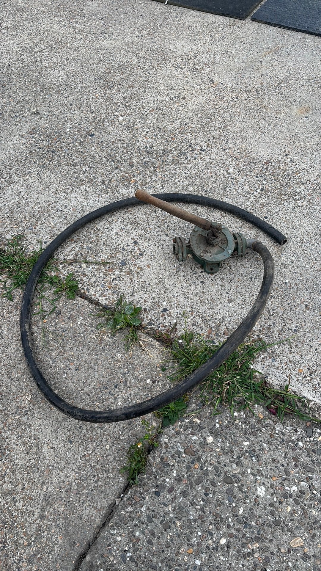 Handpomp / hevelpomp dieseltank, Ophalen