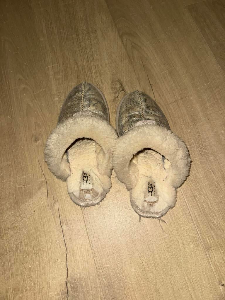 Gedragen UGG pantoffels maat 36, Overige kleuren, Ophalen of Verzenden, Pantoffels of Sloffen, Gedragen