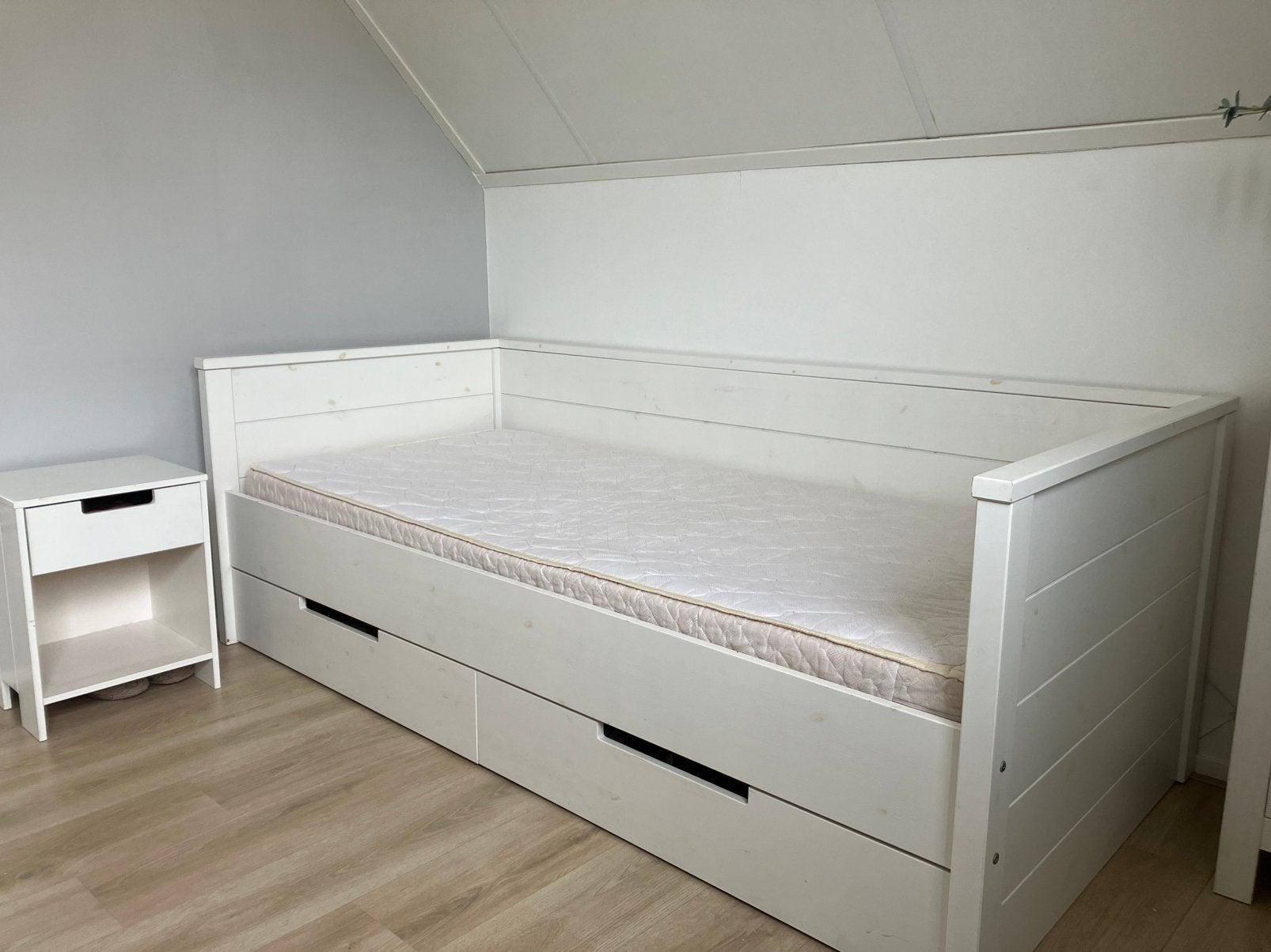 Wit grenen houten bed met nachtkastje, Huis en Inrichting, Slaapkamer | Bedden, Ophalen, Gebruikt, 90 cm, Eenpersoons