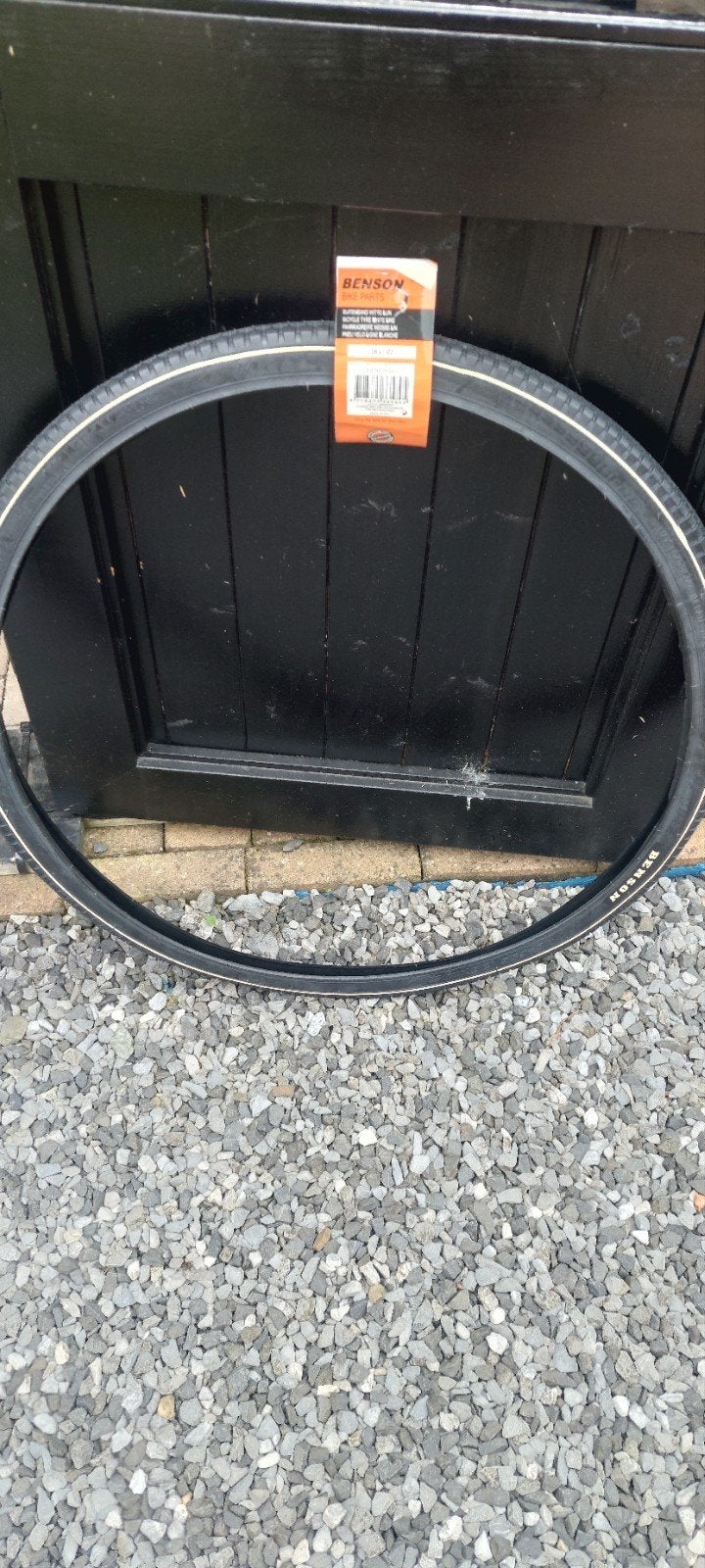 Twee nieuwe Benson fietsbanden 28 x 1 1/2 met witte lijn, Fietsen en Brommers, Fietsonderdelen, Band, Ophalen of Verzenden, Benson