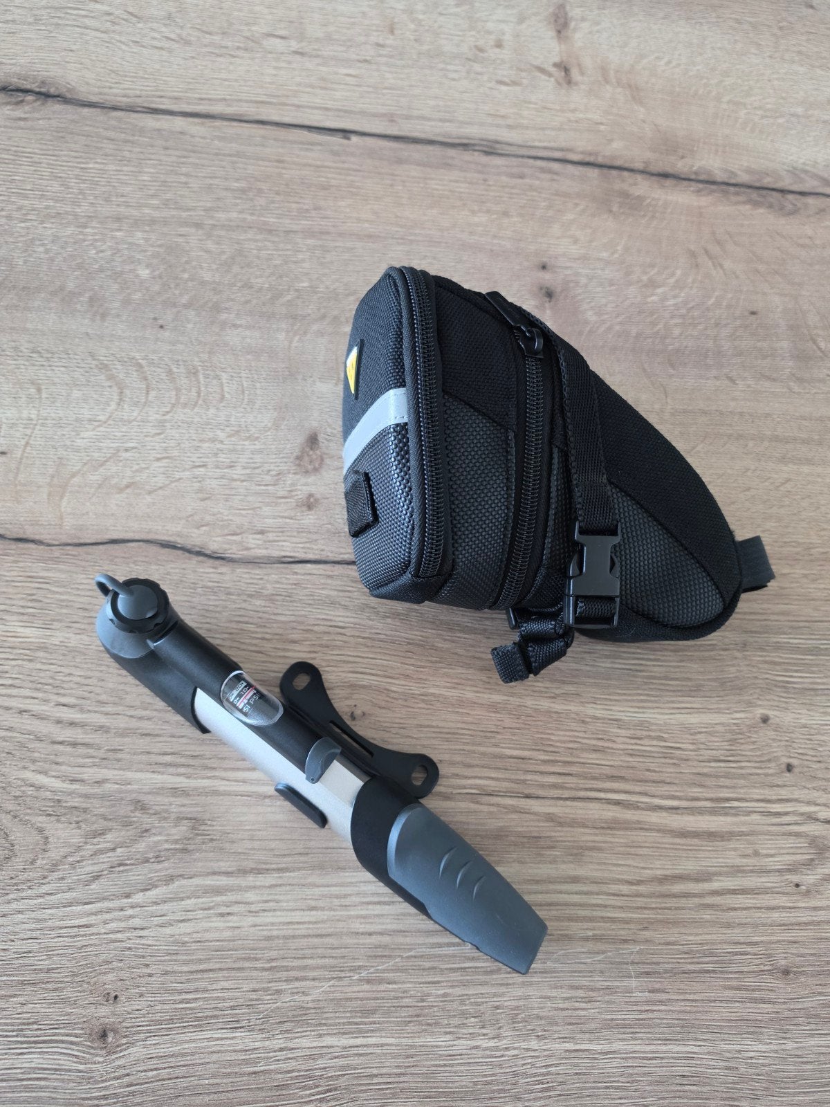 Topeak Zadeltas 1,6L & Fietspomp - Ideaal voor onderweg, Ophalen of Verzenden, Drukmeter, Zo goed als nieuw