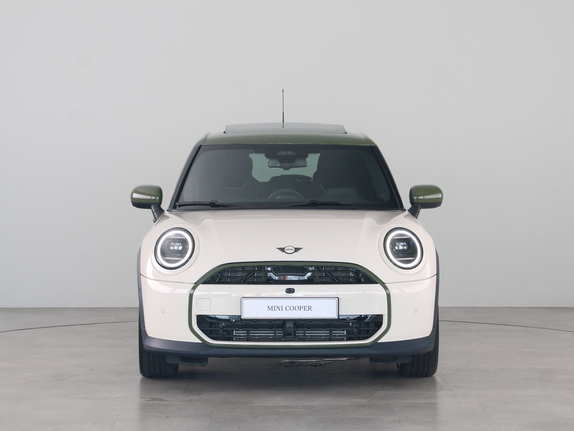 MINI 5-deurs Cooper C Paul Smith Edition Pakket L (bj 2026), Dealer onderhouden, 156 pk, Met garantie (alle), Parkeerassistent