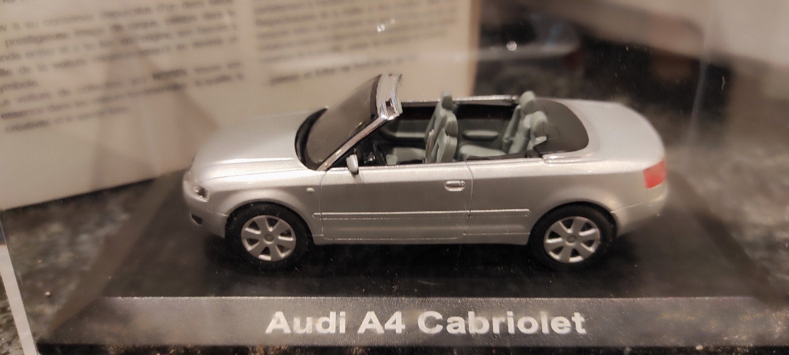 Audi A4 cabriolet zilver 1:43 in vitrinedoosje Norev, Ophalen of Verzenden, Auto, Norev