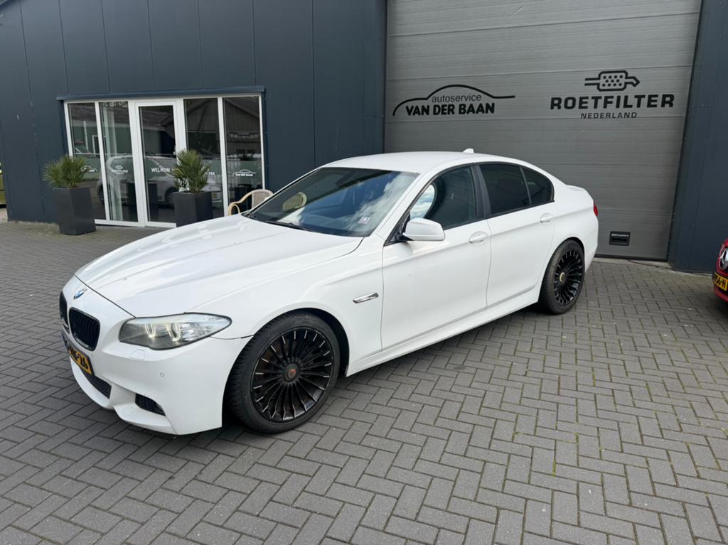 BMW 5-Serie 2.0 D 520 AUT 2010 Wit, Auto's, Achterwielaandrijving, 1995 cc, Zwart, 2000 kg
