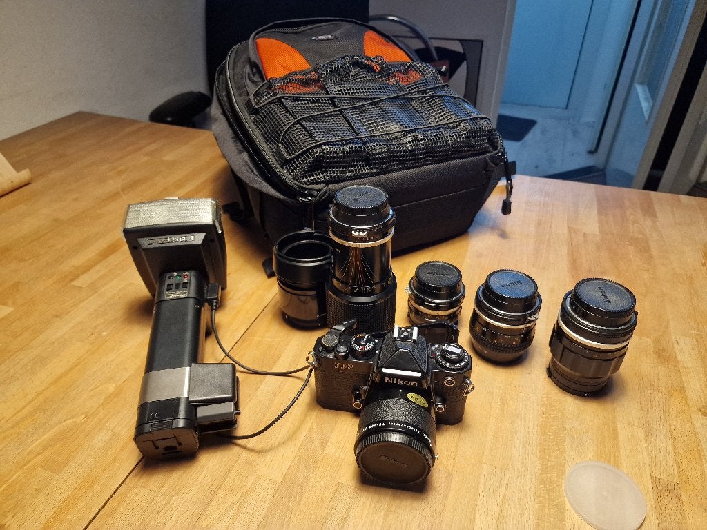 Nikon FE2 Set met Vintage Nikkor Lenzen en Accessoires, Audio, Tv en Foto, Fotocamera's Analoog, Ophalen of Verzenden, Gebruikt