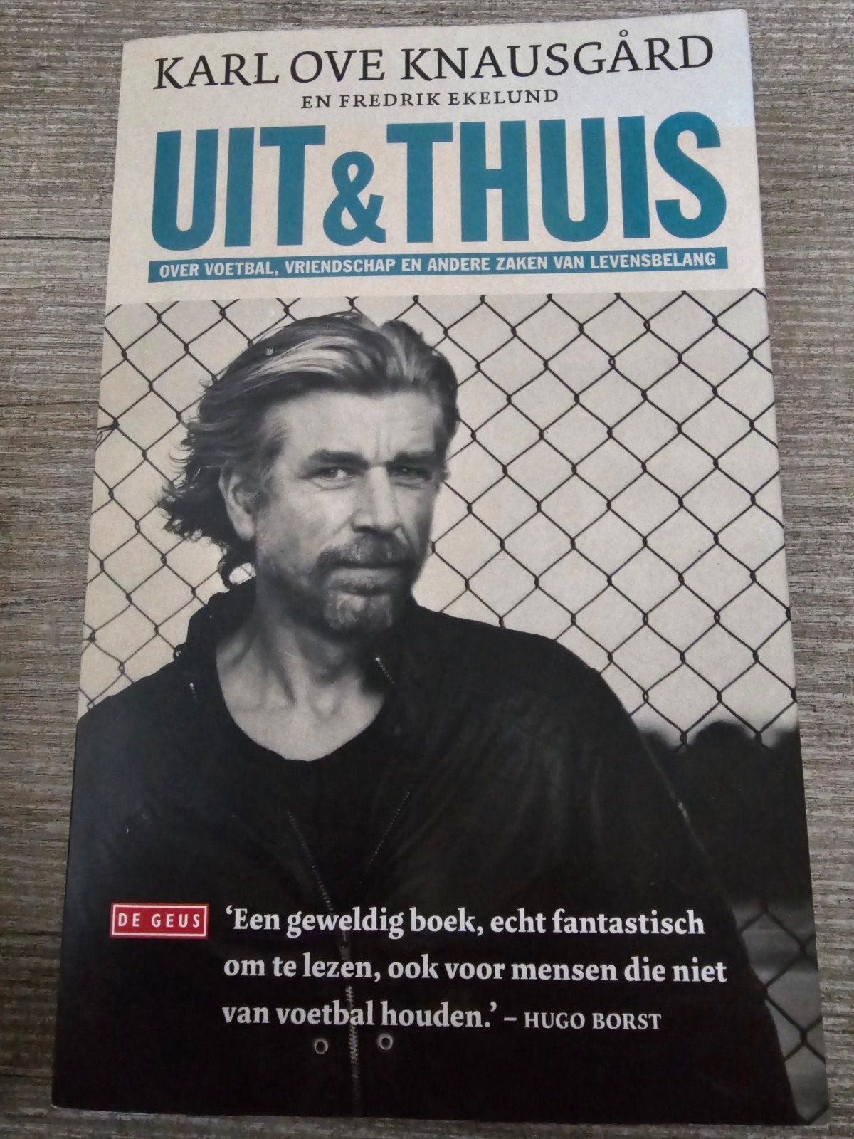 Uit & Thuis - Karl Ove Knausgård & Fredrik Ekelund, Boeken, Ophalen of Verzenden, Gelezen, Karl Ove Knausgård en Fredrik Ekelund