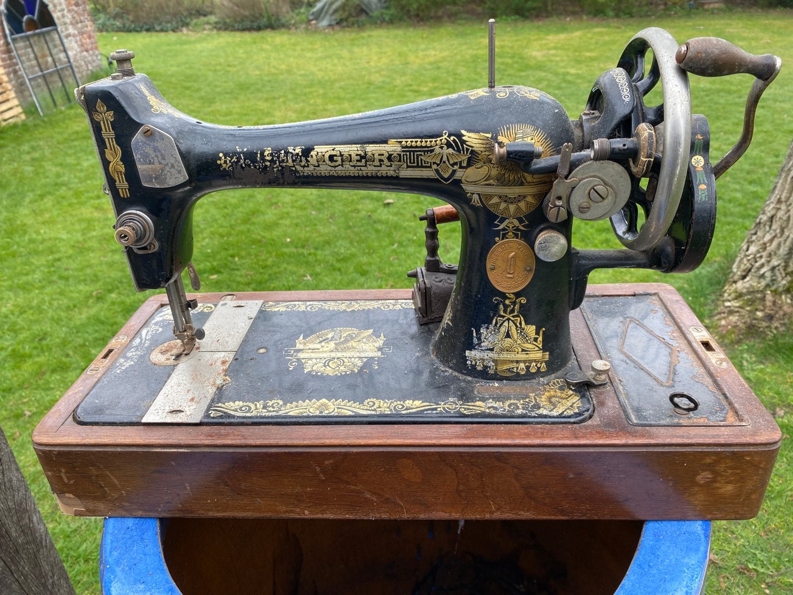 Antieke Singer naaimachine, Ophalen