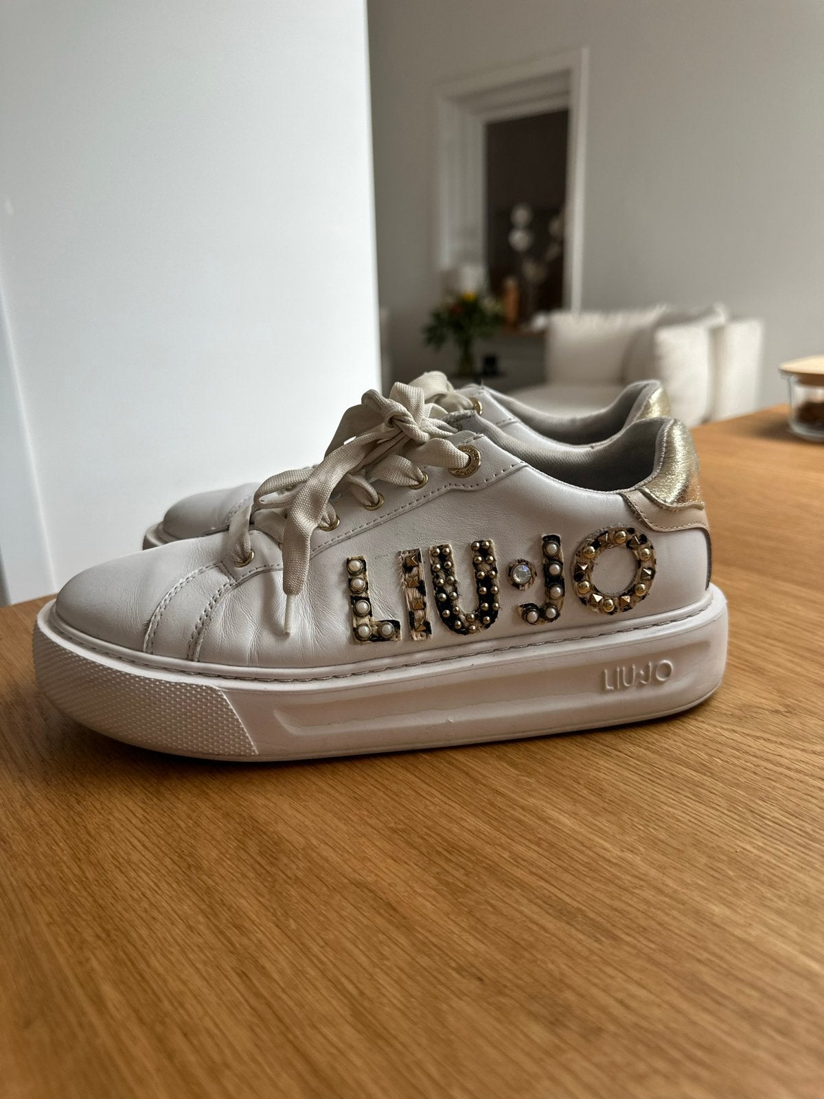 Liu Jo sneakers wit met panterprint en parels - Maat 39, Kleding | Dames, Ophalen of Verzenden, Gedragen, Wit, Sneakers of Gympen