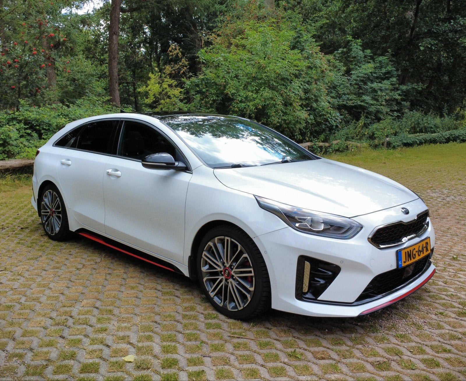 Kia ProCeed GT 1.6 T-GDI 204pk | 2019 | 68.800 km | Wit, Auto's, Kia, Wit, Stationwagon, 16 km/l, Leder en Alcantara