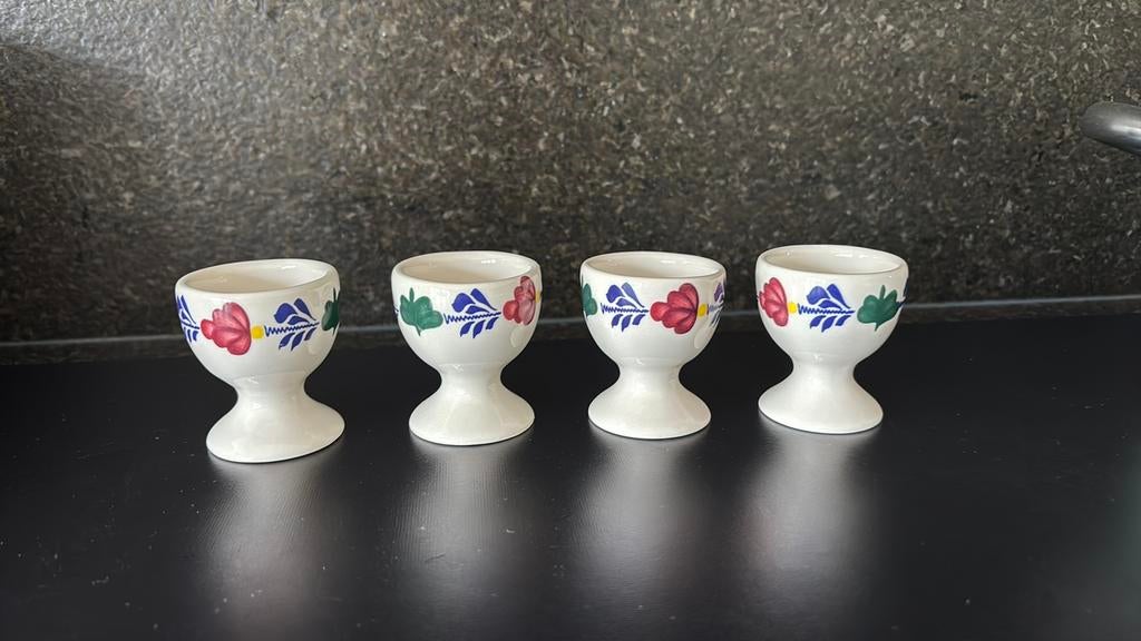 4x eierdop op voet boerenbont, Nieuw, Ophalen of Verzenden, Kom(men), Aardewerk