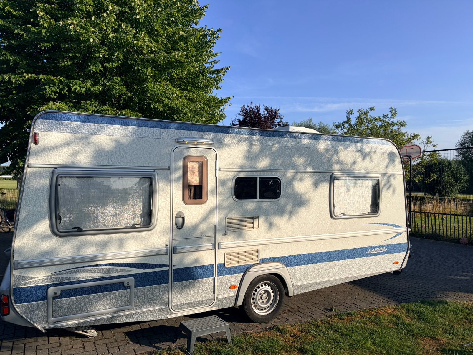 Te koop gezinscaravan Fendt saphir 510  stapelbed airco, Vast bed, Rondzit, Airco, Particulier