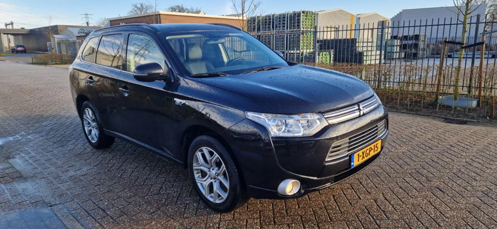 Mitsubishi Outlander 2.0 Dohc Mivec Phev 4WD CVT 5P netjes!, Bi-Xenon koplampen, Outlander, Zwart, 4 cilinders