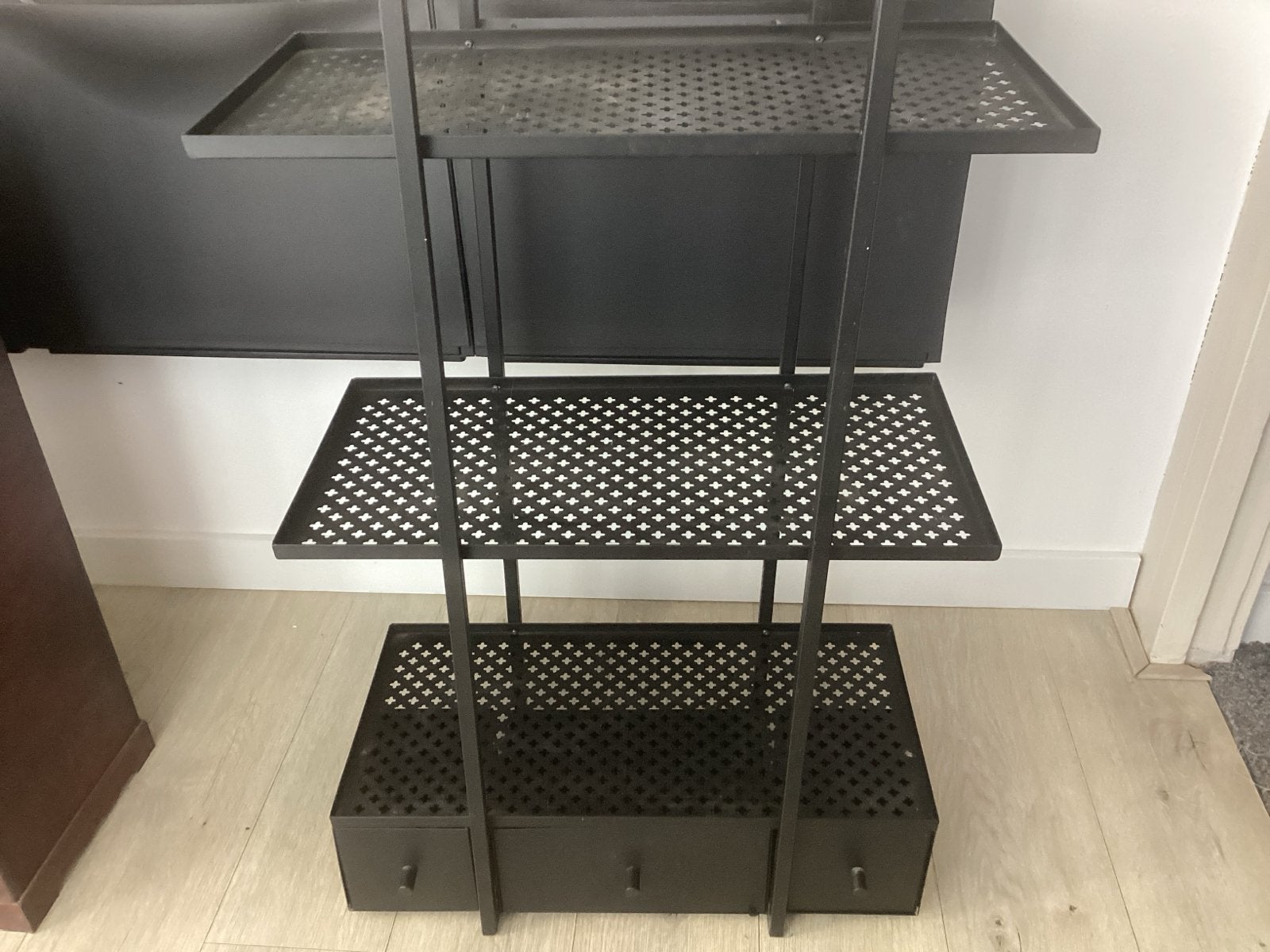 Zwart metalen rek met lades en geperforeerde planken, Ophalen, Gebruikt