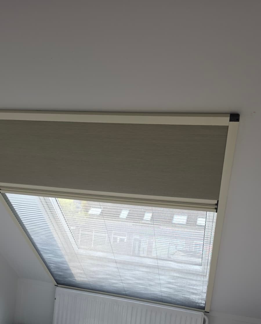 Dakraam Plissé verduisterend met hor – kleur Cream, Ophalen, Zo goed als nieuw, Verduisterend