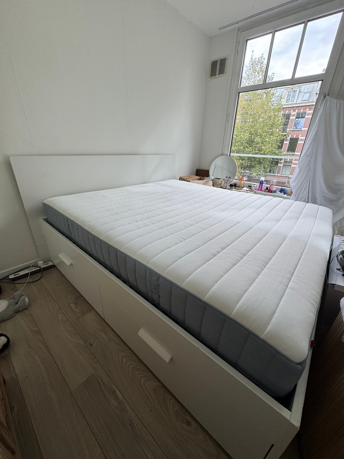 IKEA 1.80 bed + lattenbodem & lades beide kanten, Ophalen, Wit, Tweepersoons, Zo goed als nieuw