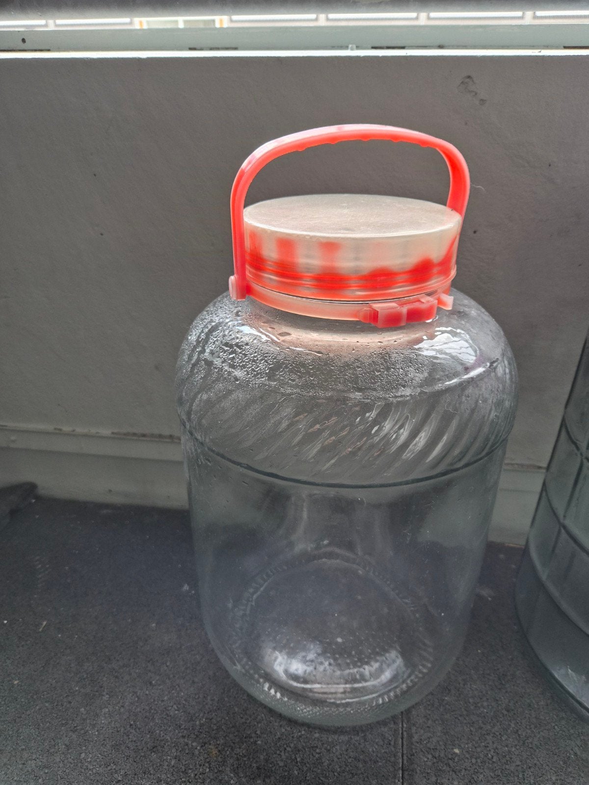 2 Grote glazen flessen met handvat - €10 per stuk, Huis en Inrichting, Ophalen, Gebruikt, Transparant, Met handvat