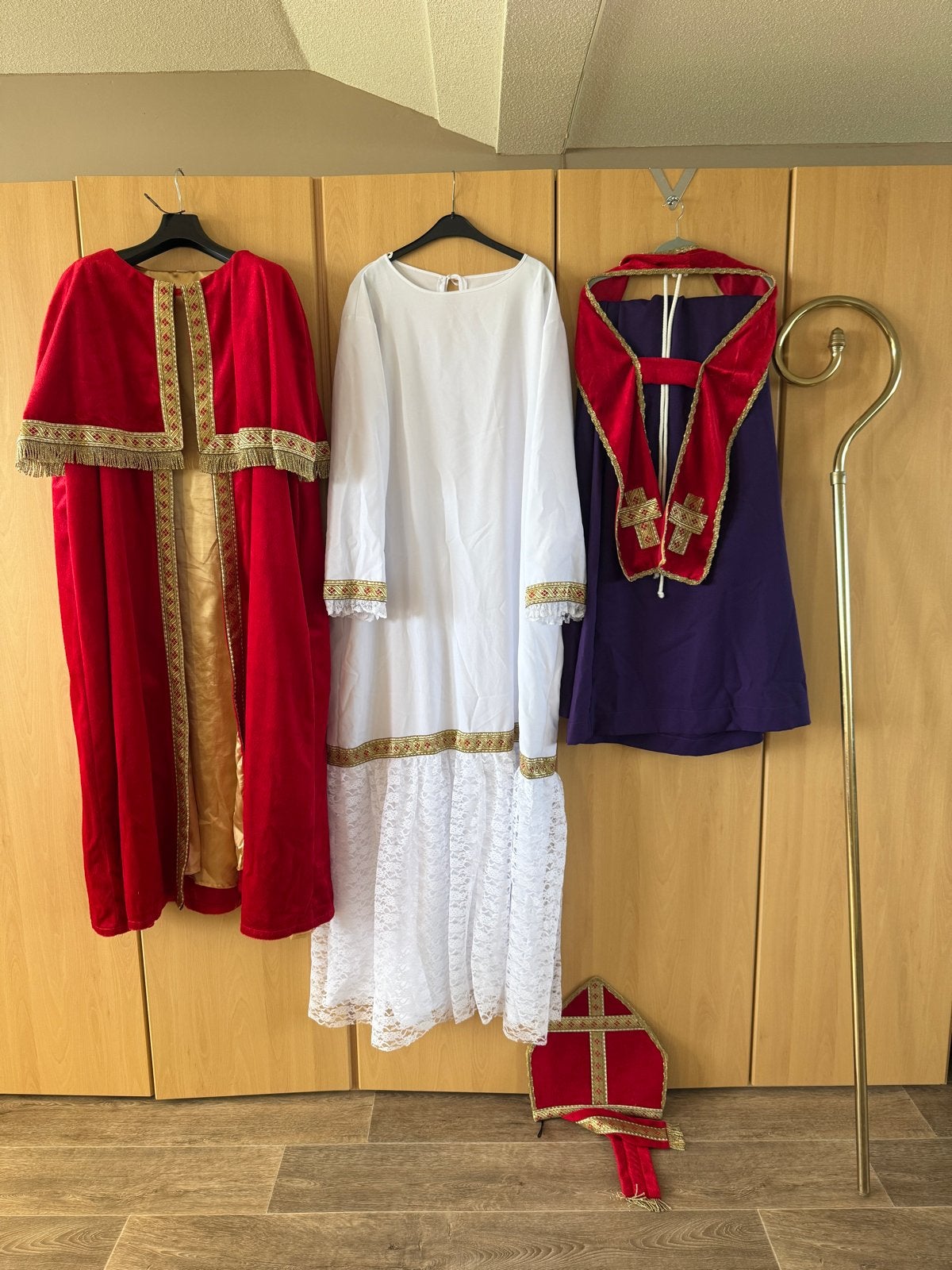Sinterklaas Kostuum Set - Compleet met Mijter en Staf, Hobby en Vrije tijd, Ophalen of Verzenden, Zo goed als nieuw, Pak of Jurk
