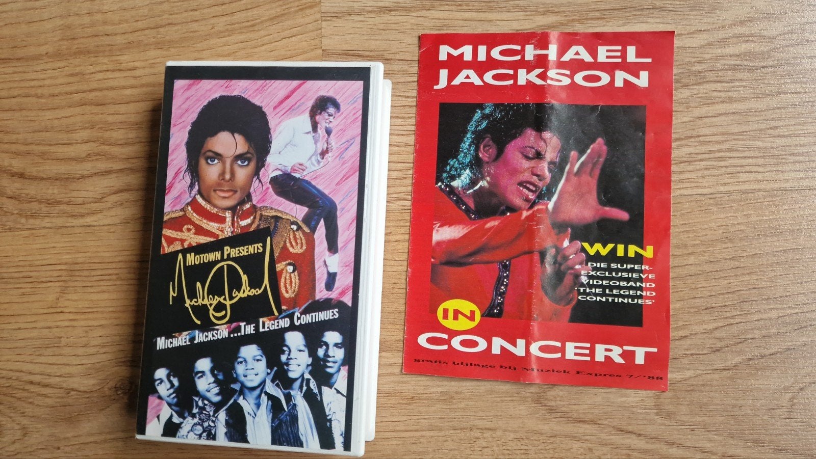 Michael Jackson VHS: The Legend Continues + Mini Concert, Verzamelen, Muziek, Artiesten en Beroemdheden, Boek, Tijdschrift of Artikel