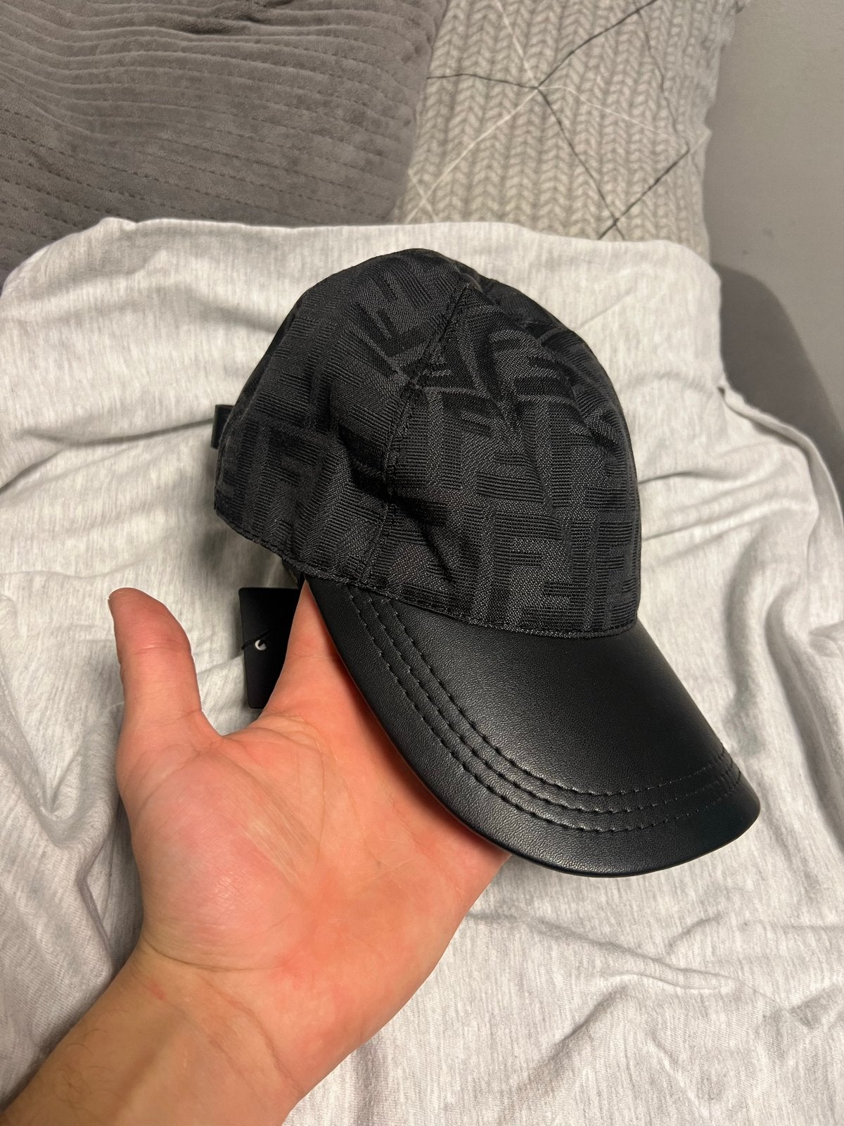 Fendi Pet Maat M - Stijlvolle Zwarte Cap, Ophalen of Verzenden, Zo goed als nieuw, Pet