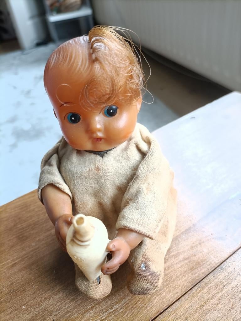 Vintage blikken popje met celluloid hoofdje en flesje, Ophalen of Verzenden, Gebruikt, Overige typen