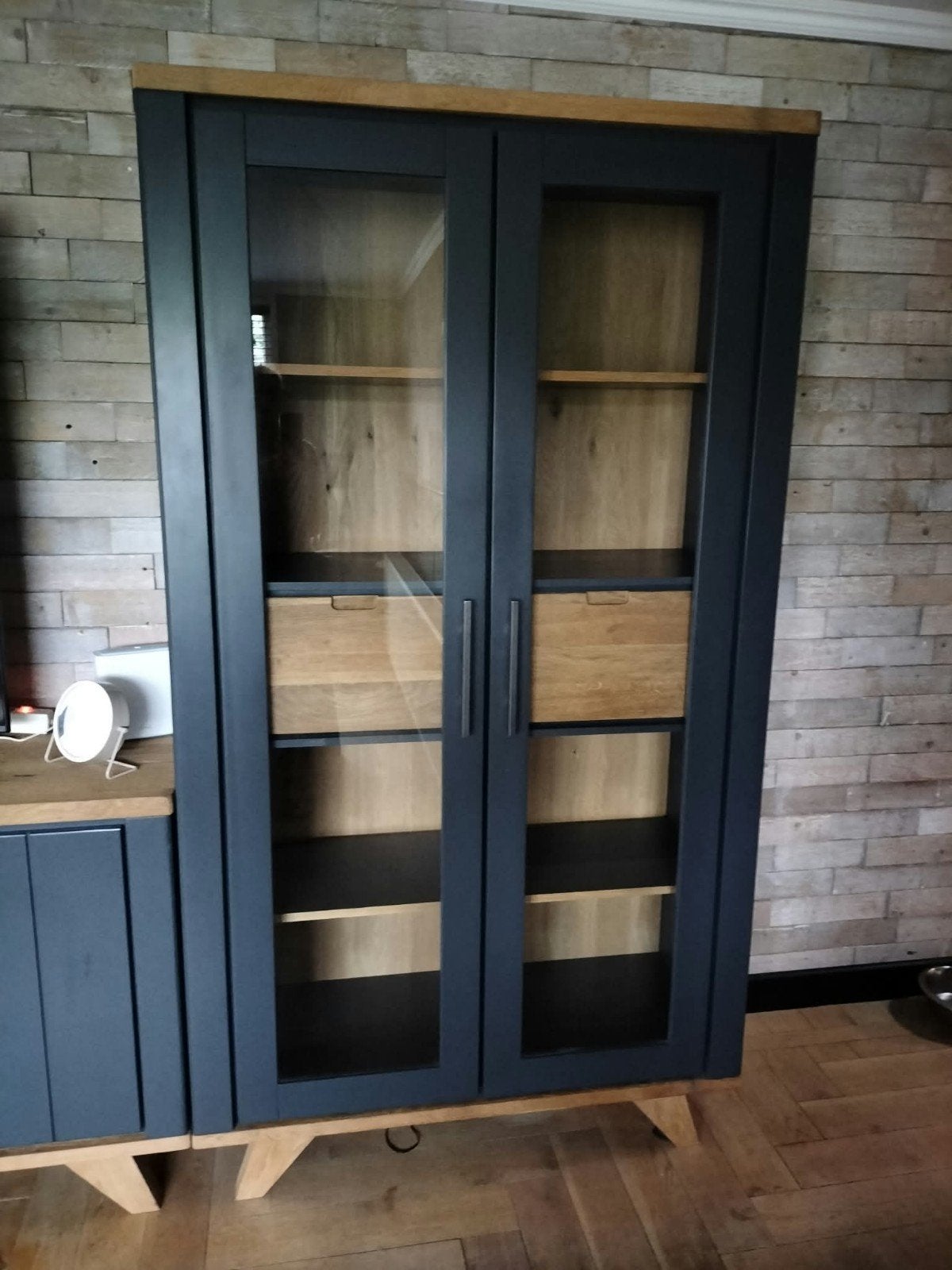 Stijlvolle vitrinekast met glazen deuren en lades, Ophalen, Modern, Scandinavisch, Met lade(s), Overige houtsoorten