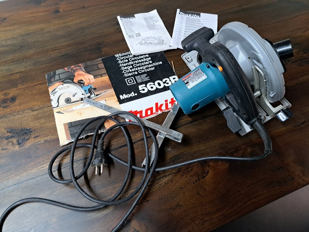 Makita cirkelzaag 5603R, Cirkelzaag, 600 tot 1200 watt, Ophalen of Verzenden, Zo goed als nieuw