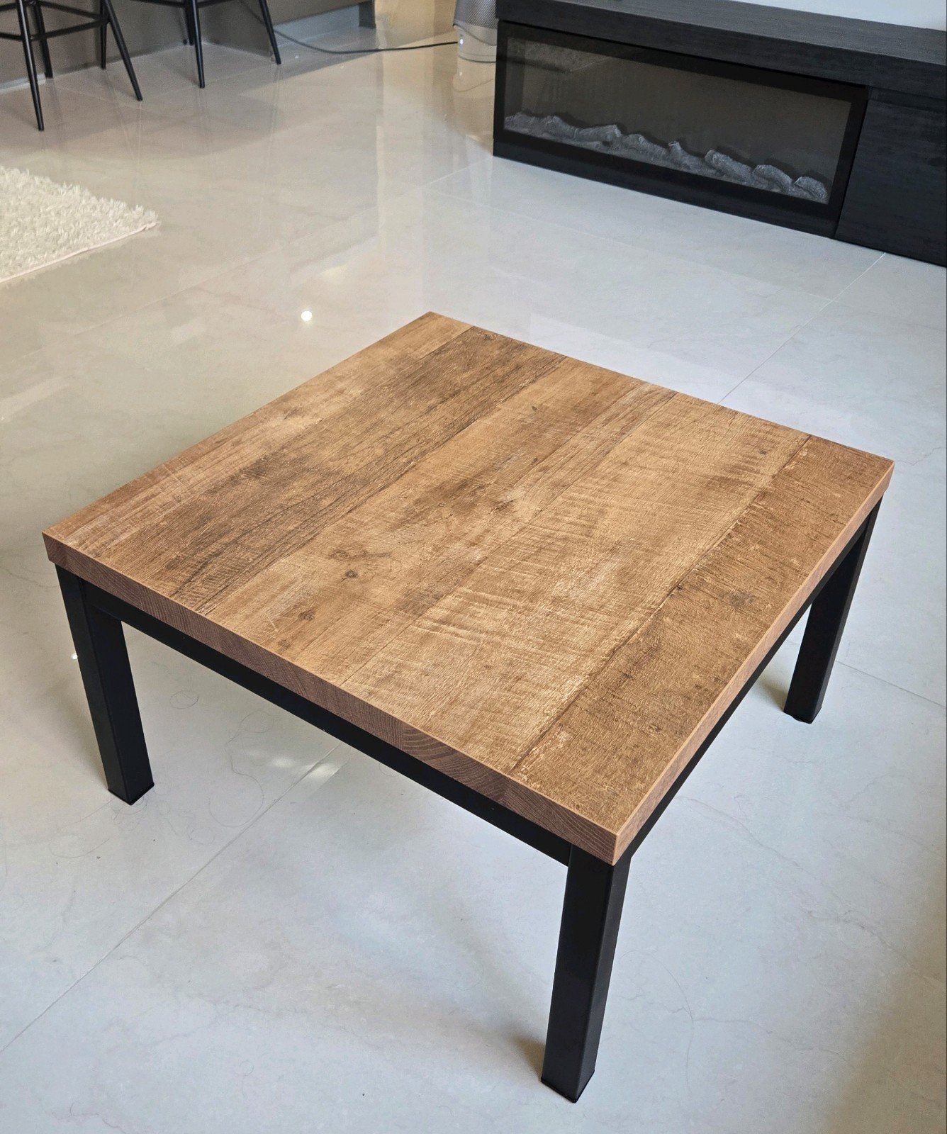 Salontafel met houtlook blad en zwart metalen onderstel, Huis en Inrichting, Tafels | Salontafels, Gebruikt, 50 tot 100 cm, Modern, Industrieel