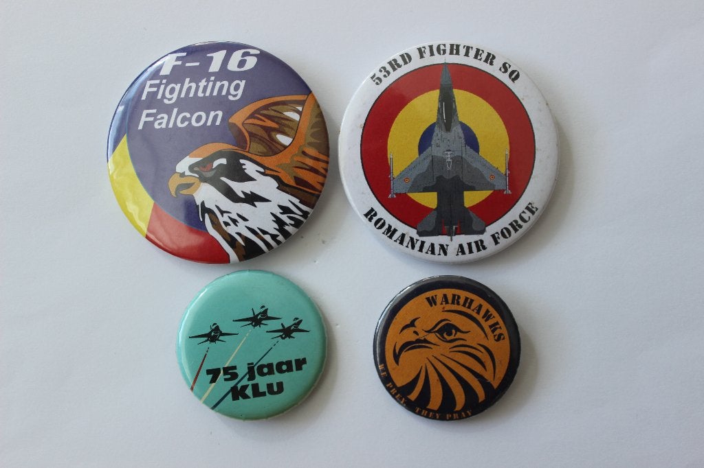 4  buttons    3  f-16  romania  en  75 jaar klu, Verzenden, Zo goed als nieuw, Overige typen