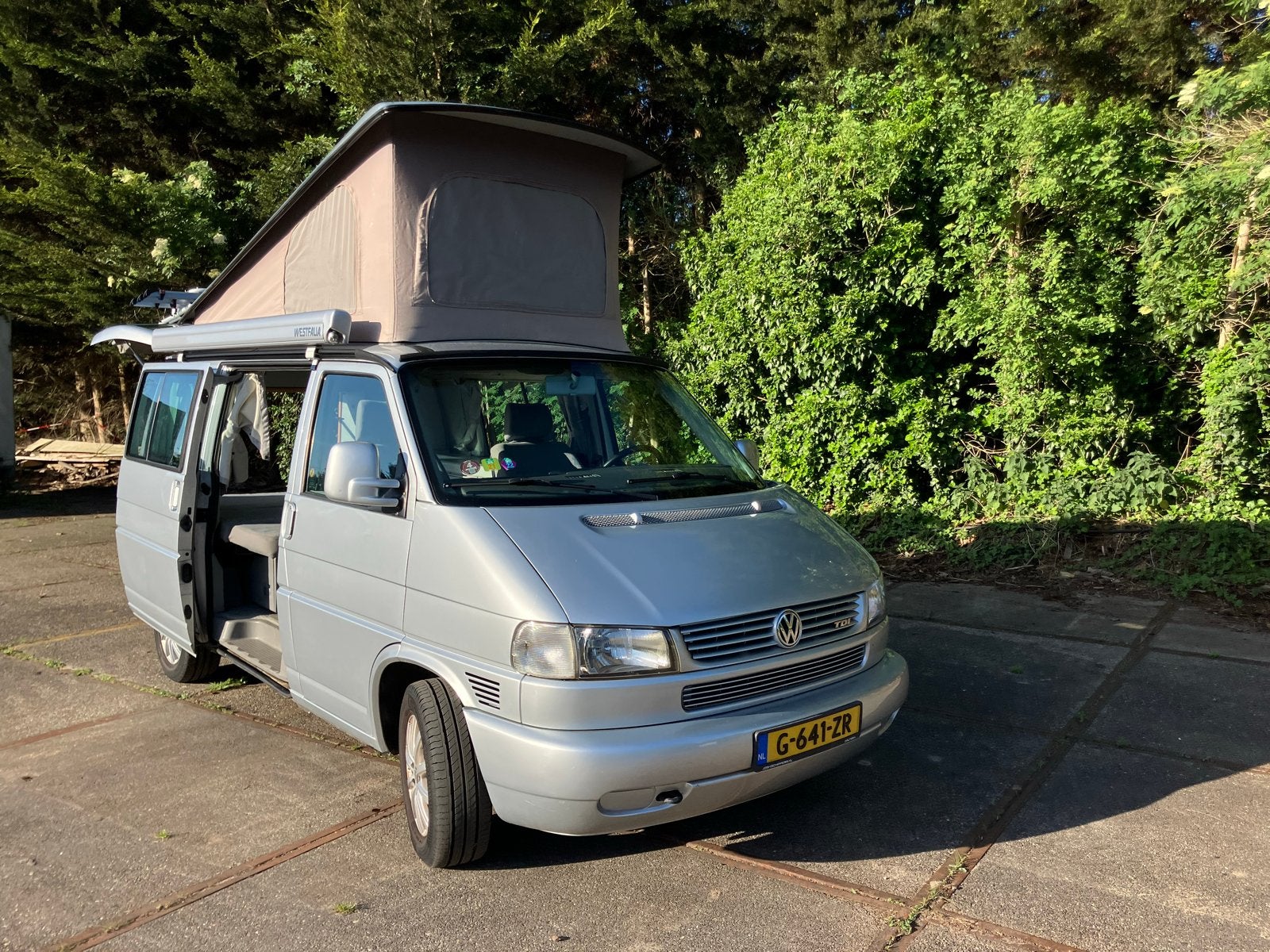 VW T4 2.5TDI Camper uit 2001 - Compleet en Betrouwbaar, Automaat, Chemisch toilet, Reservewiel, Volkswagen